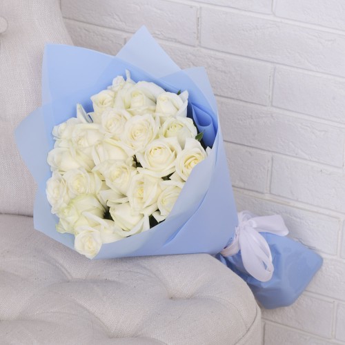 Купить на заказ Букет из 21 белой розы с доставкой в Караганде