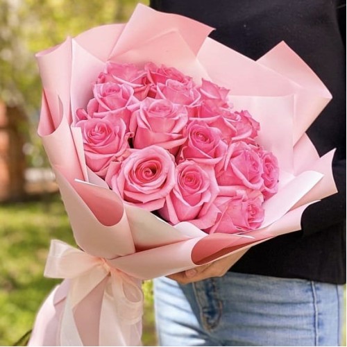 Купить на заказ Букет из 19 розовых роз с доставкой в Караганде