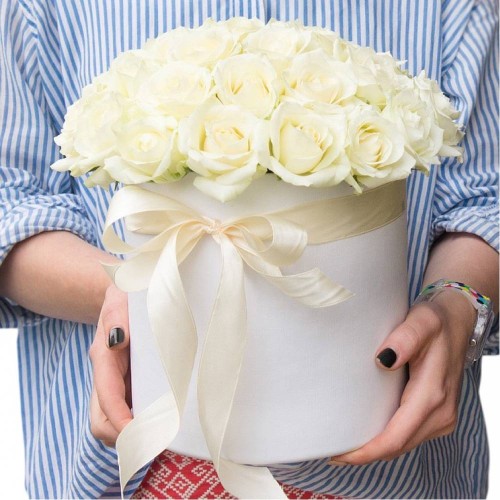 Купить на заказ 25 белых роз в коробке с доставкой в Караганде