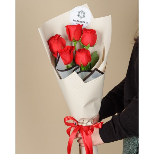 Купить на заказ Букет из 5 красных роз с доставкой в Караганде