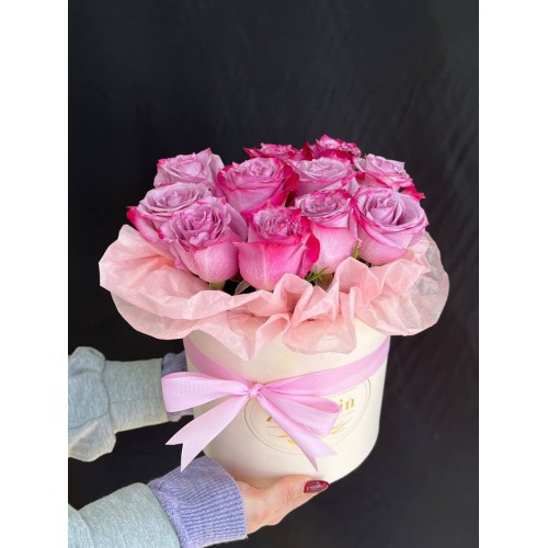 Купить на заказ 11 фиолетовых роз в коробке с доставкой в Караганде
