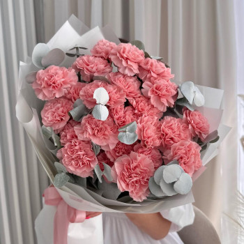 Букет из диантусов и эвкалипта Букет из диантусов и эвкалипта